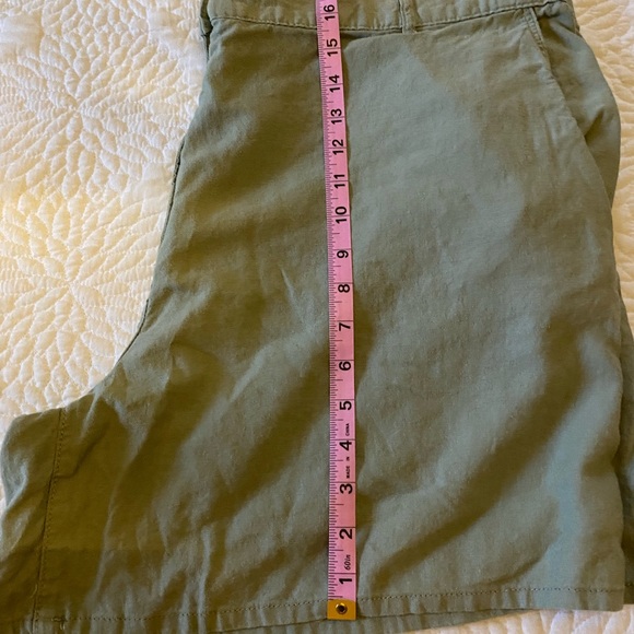 H&M army green, size XXL flat front shorts. - Picture 5 of 5